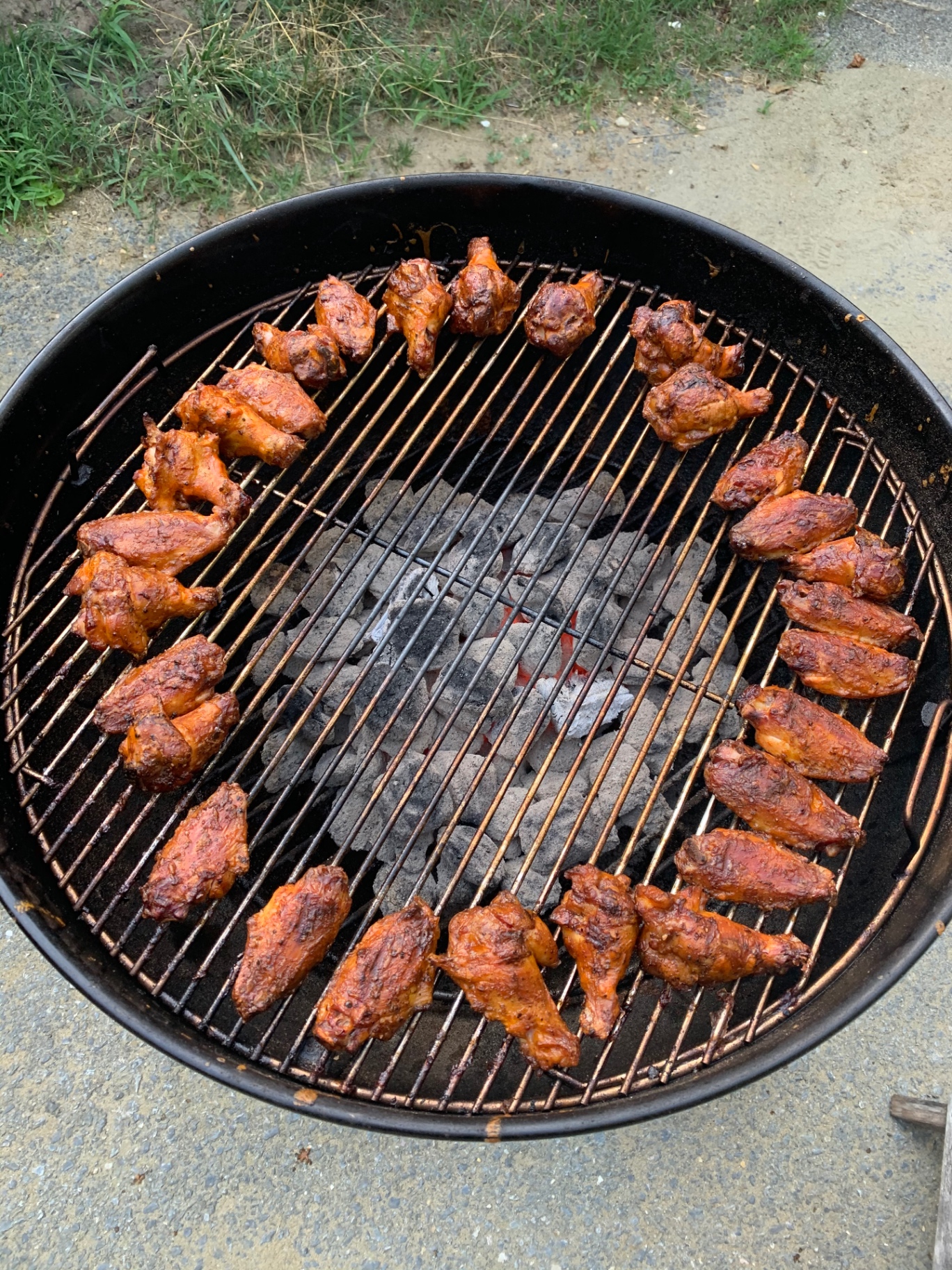 Finished charred buffalo wings on the grill